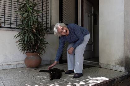 Edda Ghedini, de 89 años, dejó de salir a la calle hace más de un año, cuando comenzó la primera ola de contagios de coronavirus en el país, y todavía no se anima a recobrar el hábito pese a haber recibido ya la primera dosis de la vacuna