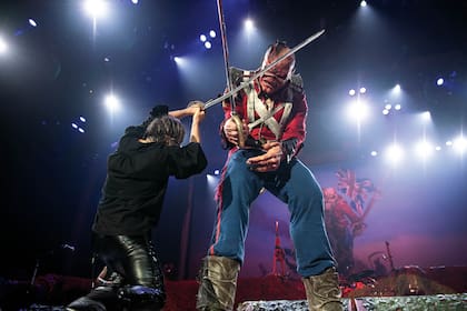 Eddie despuntando el vicio con Dickinson, en 2018.