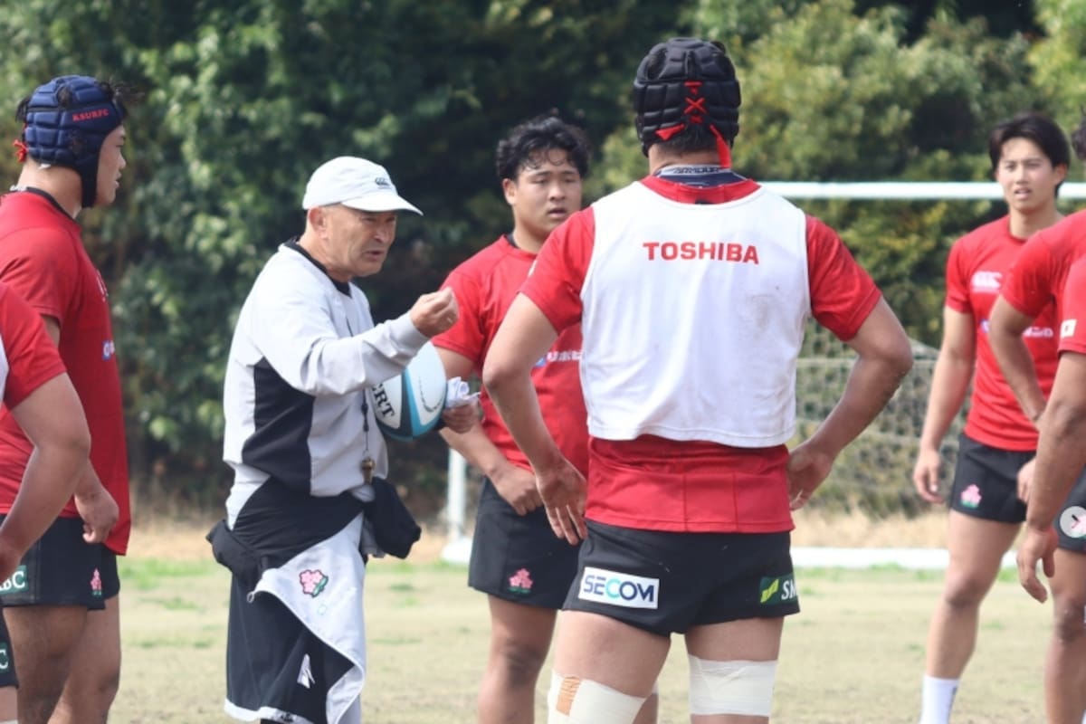 Eddie Jones, entrenador de la selección de Japón, durante un entrenamiento