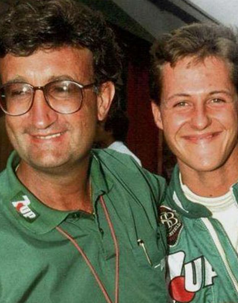 Eddie Jordan abraza a un sonriente Michael Schumacher: 35 años atrás, el piloto alemán comenzaba su mágica aventura en la Fórmula 1 en el circuito de Spa-Francorchams