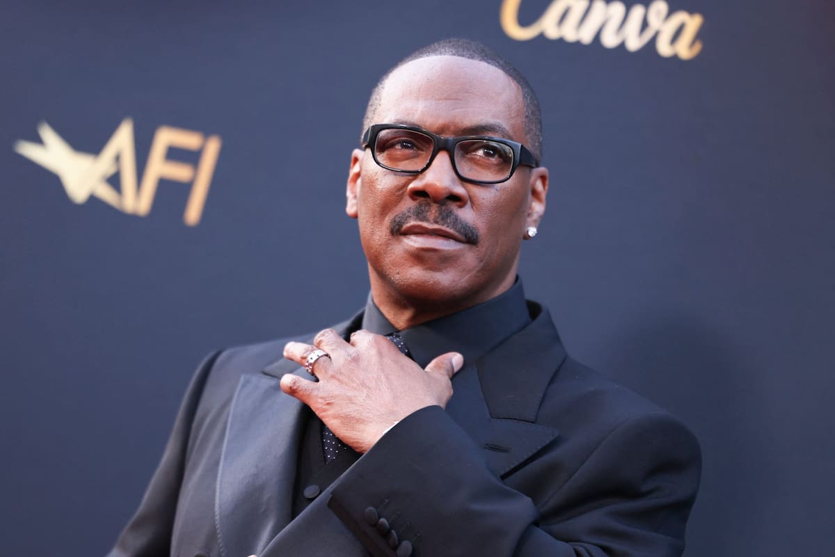 Eddie Murphy llegando al homenaje en su honor que se realizó anoche en Hollywood