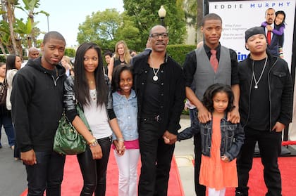 Eddie Murphy y algunos de sus hijos en la première de Imagine That en Los Ángeles