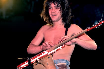 Eddie Van Halen en un show de enero de 1984, días después de la salida del emblemático disco