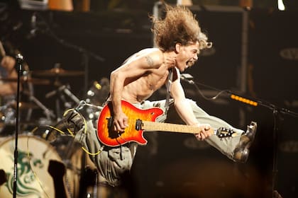 Eddie Van Halen en medio de "Jump", uno de los grandes hits de la banda. El guitarrista murió este martes a los 65 años