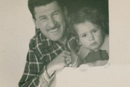Eddie y su pequeño hijo Michael en 1950, a bordo de un barco que llevaba a la familia a Australia