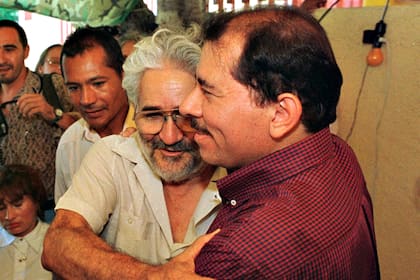 Edén Pastora Gómez se abraza con Daniel Ortega, en septiembre de 1998