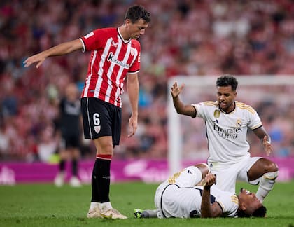Eder Militao, en el piso, tras la lesión de rodilla sufrida ante Athletic Bilbao