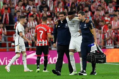 Eder Militao retirándose de la cancha tras sufrir una lesión ante Athletic Bilbao, en agosto de 2023