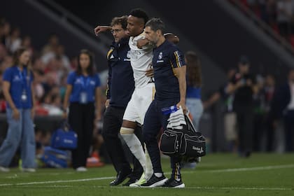 Eder Militao sale lesionado en el primer partido de Real Madrid en la Liga; el brasileño estará varios meses fuera de las canchas