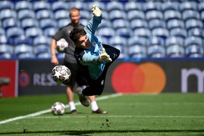 Ederson, el arquero brasileño de Manchester City, vuela en un entrenamiento en el estadio Do Dragão.