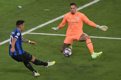 Ederson, en un decisivo mano a mano contra Lautaro Martínez, en la final de la Champions entre Manchester City e Inter