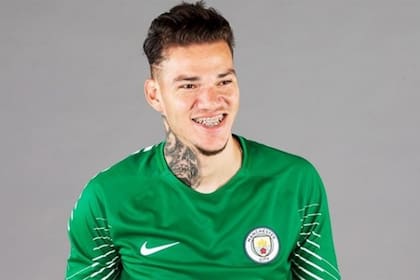 Ederson Moraes tiene un misil en su pierna izquierda para los saques de arco