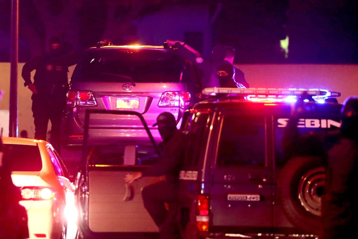 Edgar Zambrano fue trasladado en una grúa a la sede de la policía política cuando se resistió a abandonar su auto