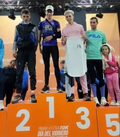 Edgard Chávez, en el primer escalón del podio, de la Prueba Atlética Día del Vidriero