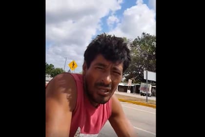Edgardo es un hombre que vive en la calle y va con su triciclo por las calles de México salvando perros enfermos.
