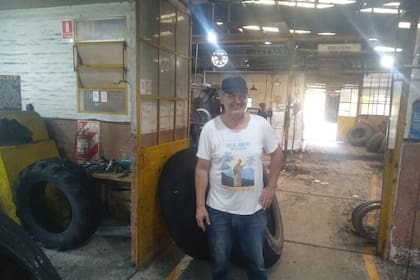 Edgardo Fontana en su taller de restauración de neumáticos