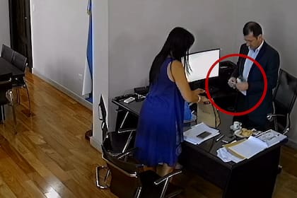 Edgardo Kueider, en uno de los videos en los que, afirma la fiscalía, se los ve a él y sus colaboradores con grandes sumas de dinero en efectivo