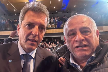 Edgardo Llano, jefe de la Asociación del Personal Aeronáutico, junto a Sergio Massa durante un acto de la CTA, en la última campaña electoral