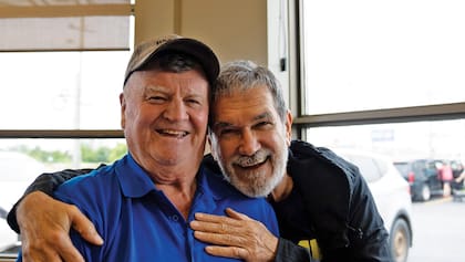 Edgardo Moreira junto al mayor retirado Claude Elliott, quien en 2001 era alcalde de Gander y que, en el musical, tiene un rol clave.