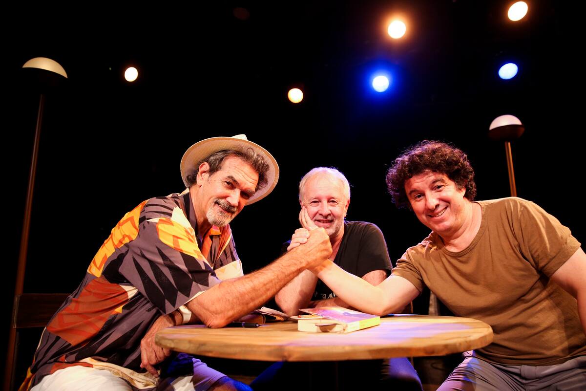 Edgardo Moreira y Enrique Dumont, junto al director Daniel Marcove, antes del estreno de El fixer