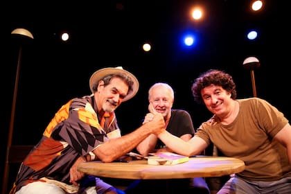 Edgardo Moreira y Enrique Dumont, junto al director Daniel Marcove, antes del estreno de El fixer