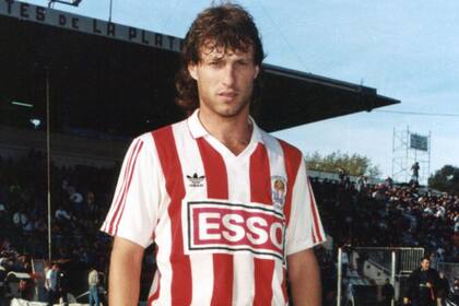 Edgardo Prátola jugó su último partido oficial con la camiseta de Estudiantes el Fue el 11 de marzo de 2001