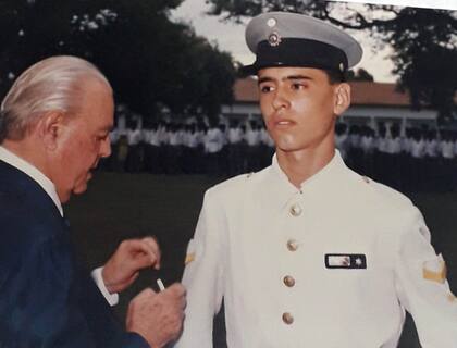 Edgardo Trabalón egresó del Liceo Militar en 1993 como bachiller nacional y subteniente de reserva del arma de caballería. "Un militar que llega a primer bailarín es una cosa rarísima, pero la disciplina es parecida", compara