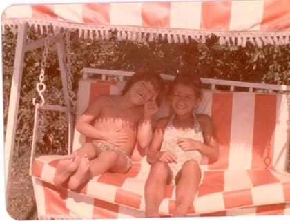 Edgardo y Georgina durante una infancia compartida en la que, recuerda ella, “no había una actividad para él y otra para mí”