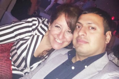Edgardo y Soledad, ella con el saco a rayas de la fiesta.