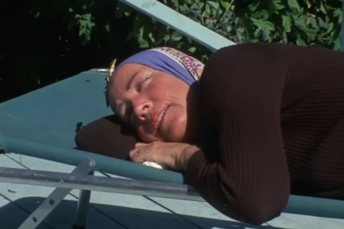 Edie Beale (hija) fue la incuestionable protagonista del documental de 1975 “Grey Gardens“, que mostró su vida junto a su madre y doce gatos en una descuidada mansión de East Hampton (YouTube)