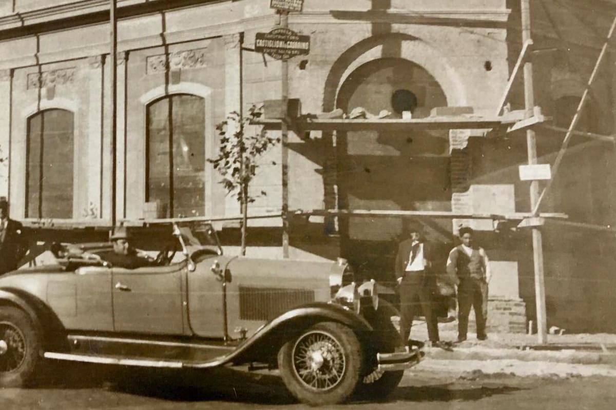 Edificio de correo, banco y hasta estadios de fútbol que fueron diseñados para construirse en un sitio y se habrían hecho en otro