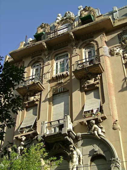 Edificio de departamentos ubicado en Hipólito Yrigoyen 2562
