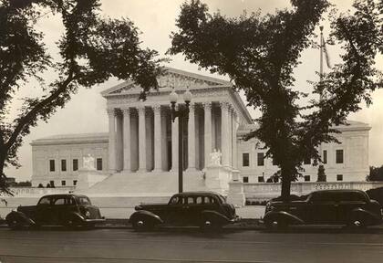 Edificio de la Corte Suprema de los Estados Unidos, ubicado en Washington, D.C. La Corte Suprema es el tribunal más importante de los Estados Unidos y sus fallos crean precedentes obligatorios que deben seguir todos los demás tribunales