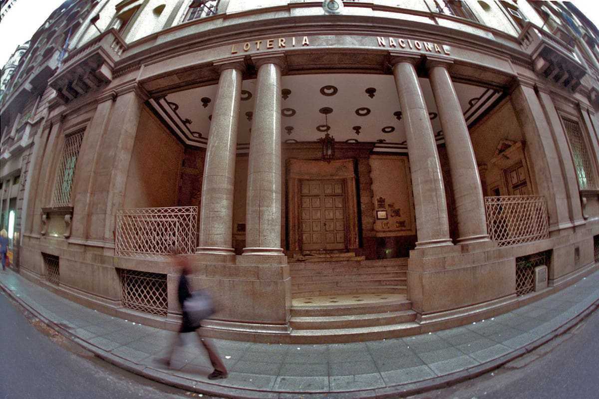 Edificio de Loteria Nacional en la calle Santiago del estero
