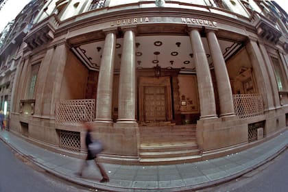 Edificio de Loteria Nacional en la calle Santiago del estero