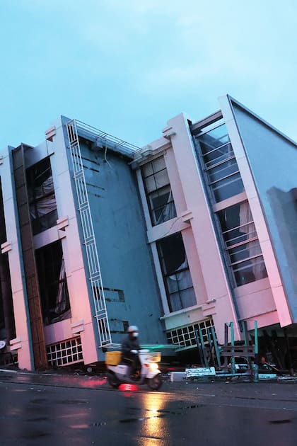 Edificio de varios pisos derrumbado en la ciudad de Wajima.