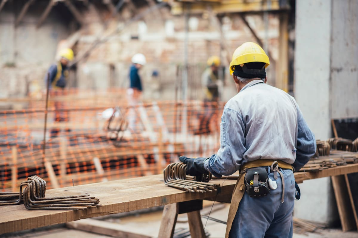 Edificio en construcción con obreros trabajando en North Baires