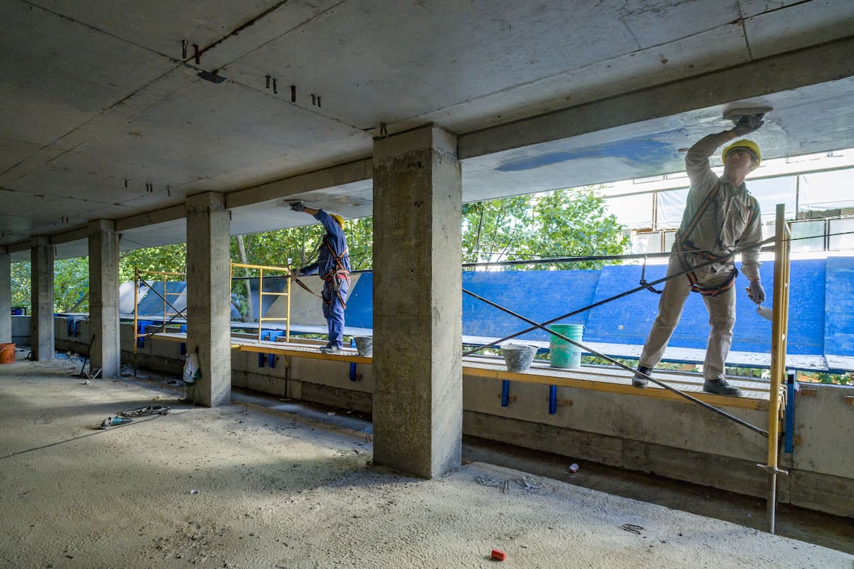 Edificio en construcción con obreros trabajando en North Baires - OM Botánico