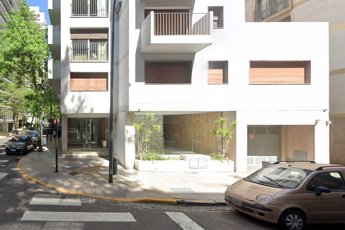 Edificio en el barrio de Belgrano. Su ubicación es La Pampa 1902, en esquina con la calle Tres de Febrero