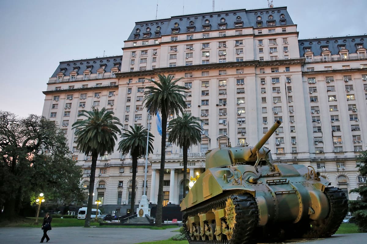 Edificio Libertador: sede del Ministerio de Defensa y del Estado Mayor Conjunto, posee peluquería, capilla, sastrería, banco cerrajería y farmacia propios