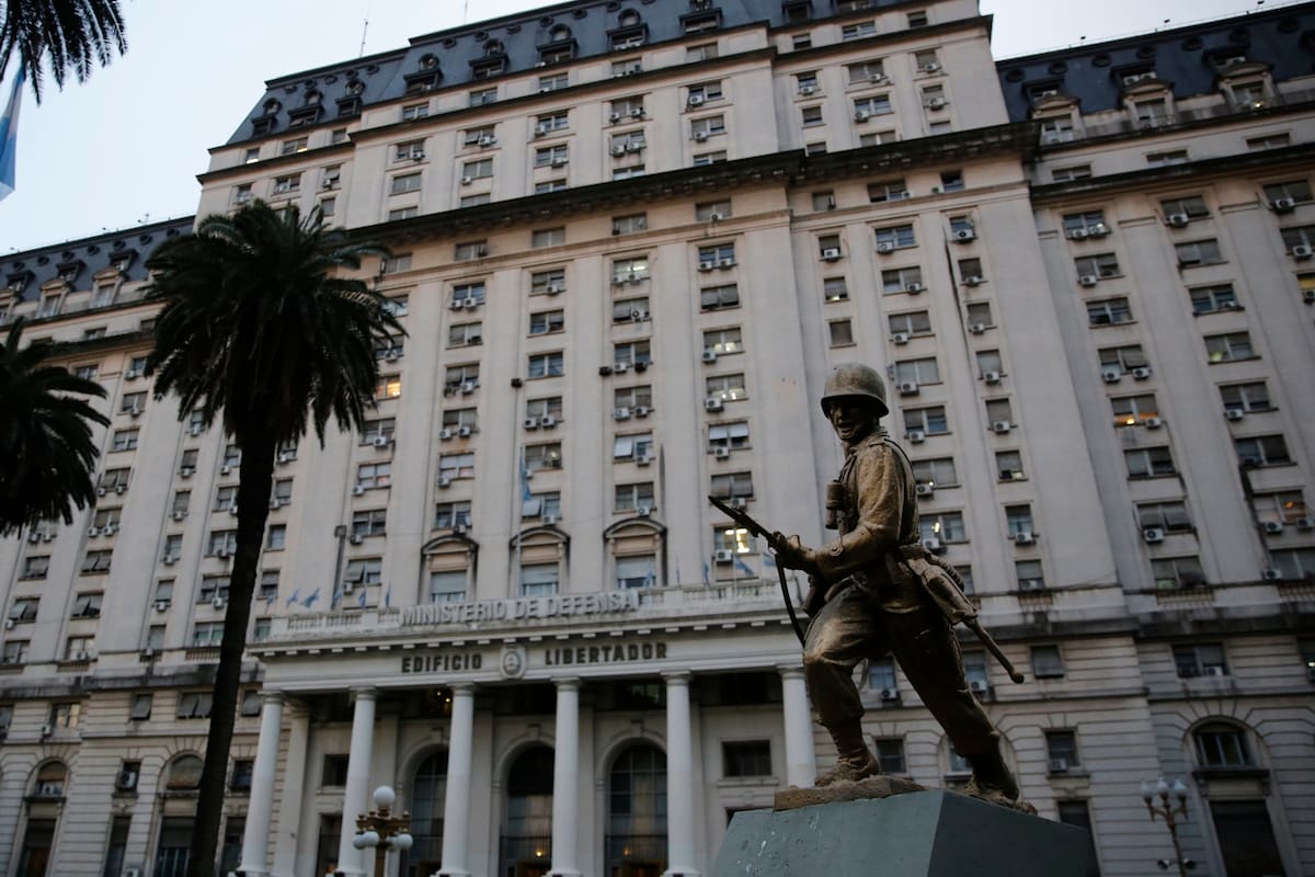 Edificio Libertador: sede del Ministerio de Defensa y del Estado Mayor Conjunto, posee peluquería, capilla, sastrería, banco cerrajería y farmacia propios