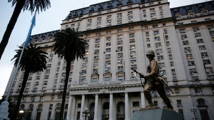 Edificio Libertador: sede del Ministerio de Defensa, del Ejército y del Estado Mayor Conjunto de las Fuerzas Armadas