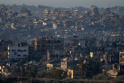 Edificios destruidos en la Franja de Gaza, vistos desde el sur de Israel, el lunes 13 de enero de 2025. (AP Foto/Ariel Schalit)