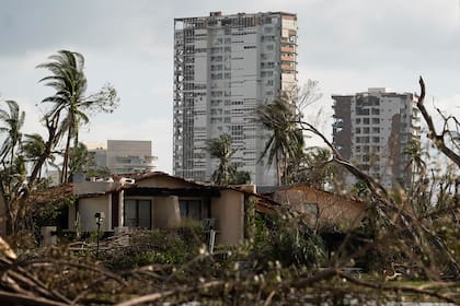 Edificios rodeados de escombros tras el paso del devastador huracán Otis