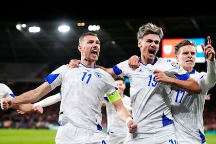 Edin Dzeko, de Bosnia, celebrando con sus compañeros tras anotar en Cardiff el empate ante Gales, durante las semifinales del repechaje para la Copa del Mundo 2026