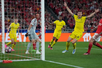 Edin Dzeko festeja el gol de Nicolò Barella