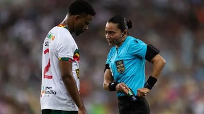 Edina Alves es una de las mujeres árbitro más destacadas en el continente