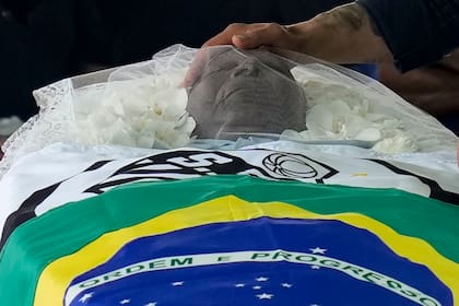 Edinho toca la frente de su padre, el gran futbolista brasileño Pelé