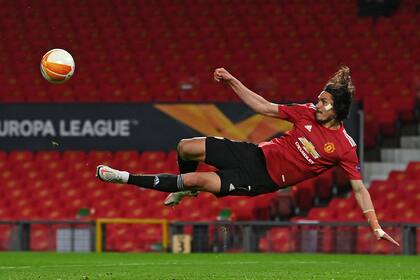 Edinson Cavani continuará su carrera en Manchester United, renovará contrato con el club inglés. (Photo by Paul ELLIS / AFP)