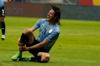 Edinson Cavani, de Uruguay, cae durante el partido ante Argentina, correspondiente a la Copa América y realizado el viernes 18 de junio de 2021, en Brasilia (AP Foto/Ricardo Mazalan)